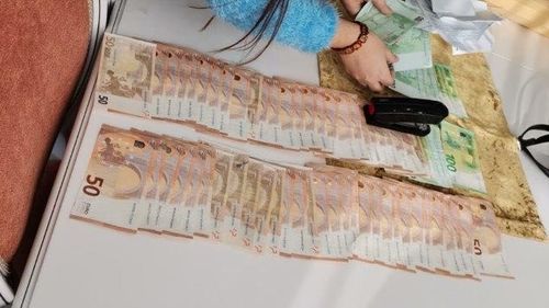 FOTO Un milion de euro, 800.000 de dolari, bijuterii și mașini de lux ridicate de procurori de la ”fabrica de permise false” din Suceava. Cum funcționa mecanismul: șpăgi de 300 - 1500 de euro pentru traseu, între 3000- 6000 de euro pentru proba scrisă, potrivit DNA