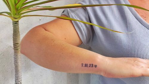 Israelienii își tatuează pe corp data de 7.10.2023, în amintirea atacurilor mortale