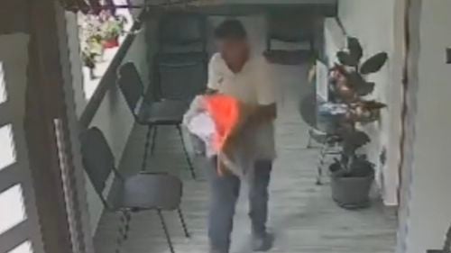 Un bărbat din Caransebeș, filmat cum fură banii donați pentru o fetiță cu cancer / Voia să-i joace la păcănele / Banii se aflau într-o cutie de donații, la un cabinet medical