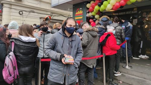 UPDATE VIDEO Coadă de zeci de oameni la un fast-food din centrul Capitalei pentru un burger gratis. Jandarmii le cer să respecte regulile de protecție sanitară/ Administratorul restaurantului a fost amendat cu 10.000 de lei
