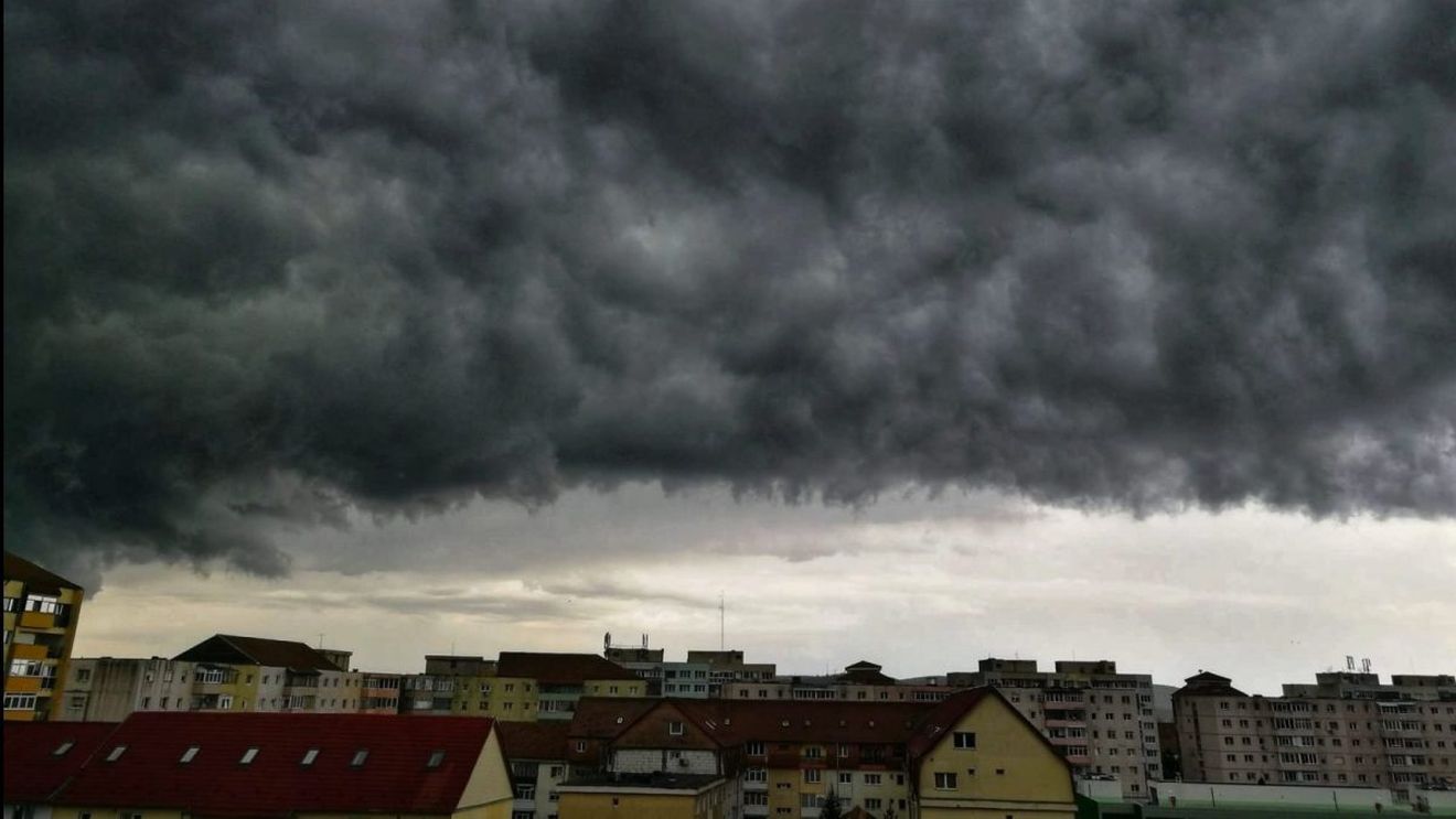 FOTO Imagini spectaculoase cu Sibiul acoperit de nori negri în miezul zilei