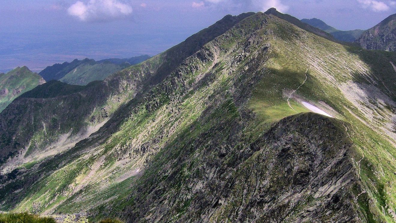 Elicopter SMURD, chemat pentru evacuarea unui turist francez, rănit în Munţii Făgăraş