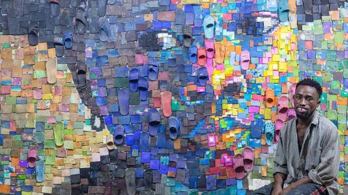Reciclare prin artă murală cu șlapi uzați: Artistul nigerian Konboye Ebipade Eugene își caută inspirația în gropile de gunoi căutând papuci de plastic pe care-i transformă în portrete din mozaic multicolor