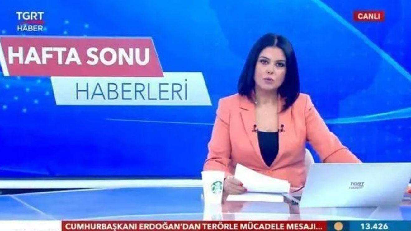 O prezentatoare a unui post de televiziune din Turcia, concediată după ce a apărut într-un jurnal cu o cafea Starbucks, considerată un simbol proisraelian