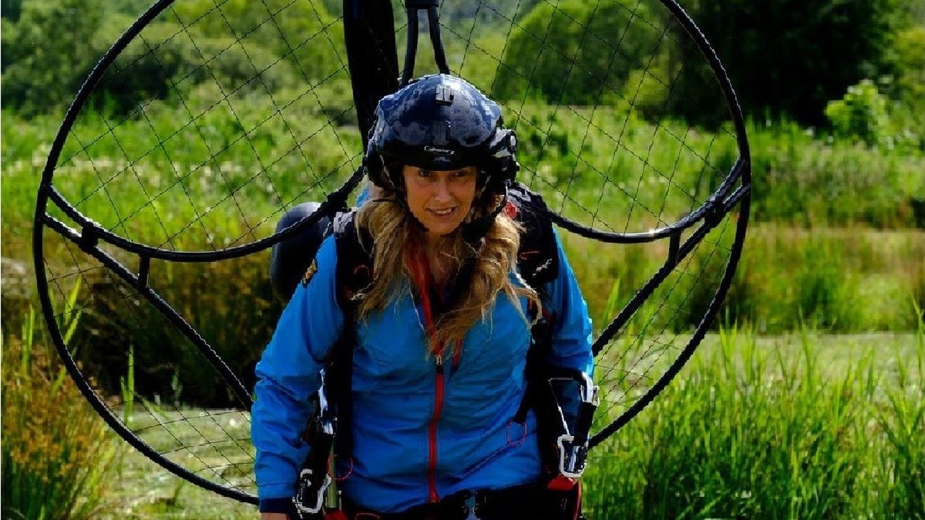 Supranumită „lebădă umană'', Sacha Dench va zbura în premieră cu un paramotor electric în jurul Marii Britanii pentru a atrage atenţia asupra schimbărilor climatice