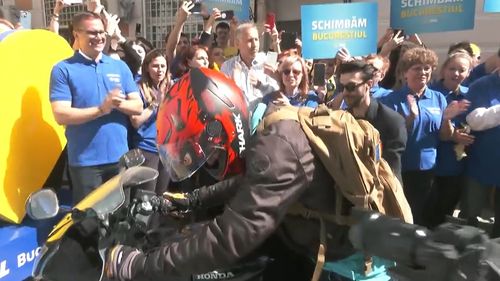 Sebastian Burduja a venit cu motocicleta la Biroul Electoral pentru a-și depune candidatura la Primăria București