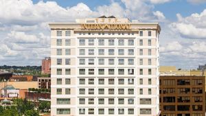 SURSE 13 cetățeni basarabeni pro-ruși au fost surprinși într-un hotel din Iași, în timp ce sunau cetățeni din Republica Moldova pentru a-i îndemna să voteze la alegerile din 28 septembrie partidul rusofilului Igor Dodon. În cursul nopții, toți au plecat în grabă din România