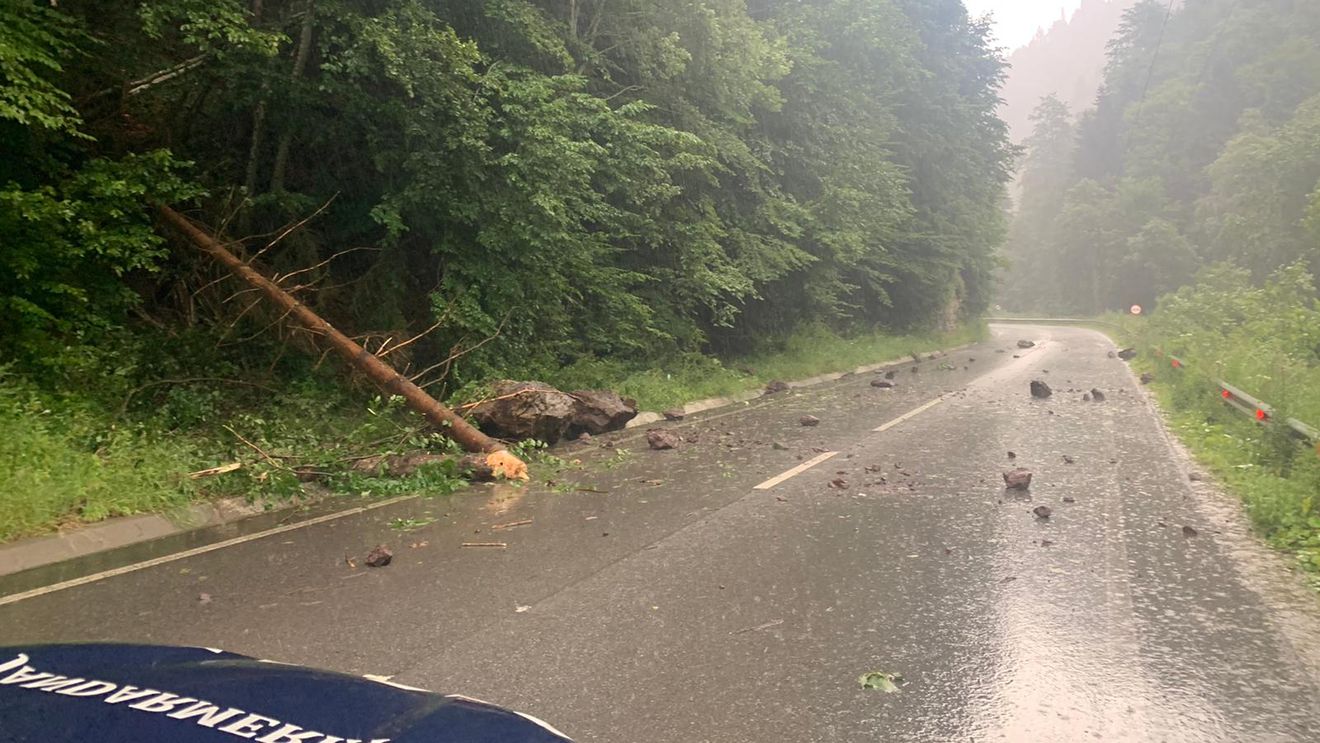 Bucăți de stâncă, căzute pe carosabil în județul Bistrița-Năsăud, pe drumul dintre Colibița și Bistrița Bârgăului