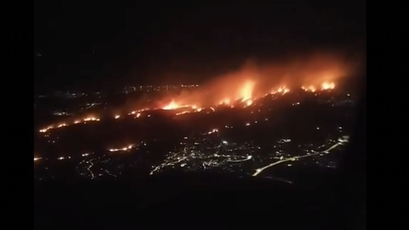 Incendiul din suburbiile Atenei continuă să ardă, un mort