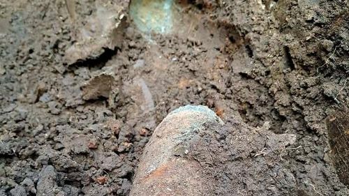 Un proiectil exploziv de calibru 75 de milimetri a fost găsit într-un cimitir din județul Giurgiu de un bărbat care pregătea un loc de veci