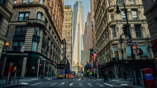 Americanii vaccinați împotriva COVID-19 nu vor mai purta măști în exterior decât dacă se vor afla în grupuri mari