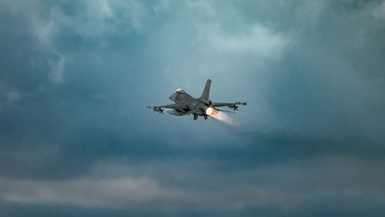 Capitala va fi survolată sâmbătă de aeronave F-16 ale forţelor române şi F-18 din Finlanda, de Ziua Aviației