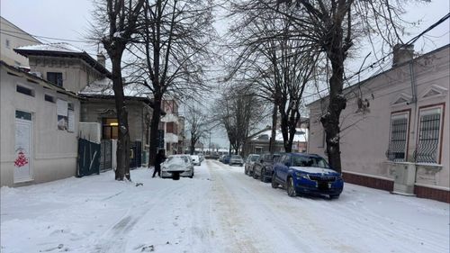 Constănțenii critică primăria că nu a deszăpezit străzile: „E jale în tot orașul, primare” / Administrația locală susține că a ieșit cu utilajele încă de noaptea trecută