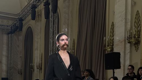 FOTO Colecția Medeea toamnă-iarnă 2026/2027 la Mercedes-Benz Bucharest Fashion Week: colecție centrată pe tailoring, materiale dense și variații de textură într-o paletă aproape monocromă