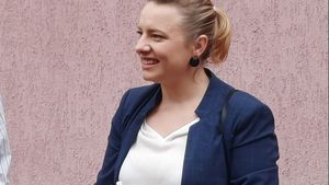 VIDEO Andreea Oprea, tânăra mamă din București care a convins autoritățile să construiască un loc de joacă pentru copii în cartierul ei. Spațiul poartă acum numele „Emma”, după fiica ei