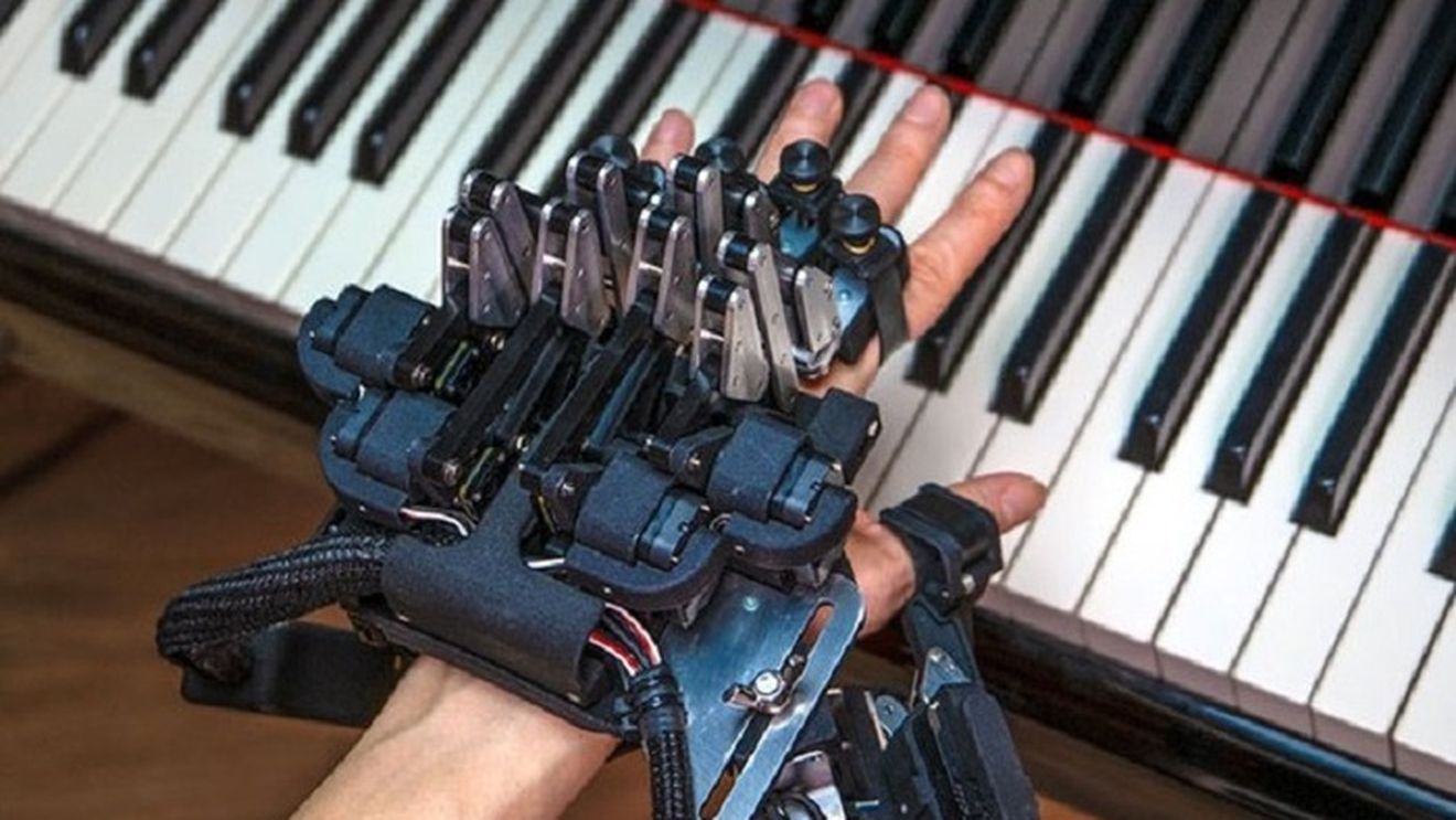 Un exoschelet pentru mână îi poate ajuta pe pianiști să ajungă la o virtuozitate remarcabilă