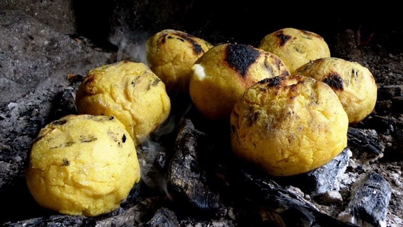 Festival de Gastronomie Tradițională "Un"te duci tu mielule?": bulz pe jar, cozonaci cu aromă de vanilie, tocană / Artiști locali vor urca pe scena de la poalele Castelului Bran