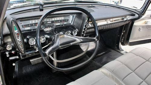 Un Crysler Imperial fabricat în 1963, unicul exemplar din România / ”Este printre primele maşini cu cutie de viteză push button, renunţându-se la tradiţionala manetă de la volan”