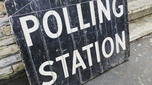 Români candidați la alegerile locale de joi din Marea Britanie: Sergiu Barna, candidat al Partidului Conservator, speră să îl voteze românii din Canterbury / Alexandra Bulat, din partea Partidului Laburist, are șanse să fie aleasă consilier județean în Abbey