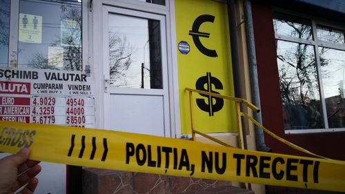 Brăila: Jaf la o casă de schimb valutar/ Autorul a fost prins de polițiști în timp ce o bătea pe casieră