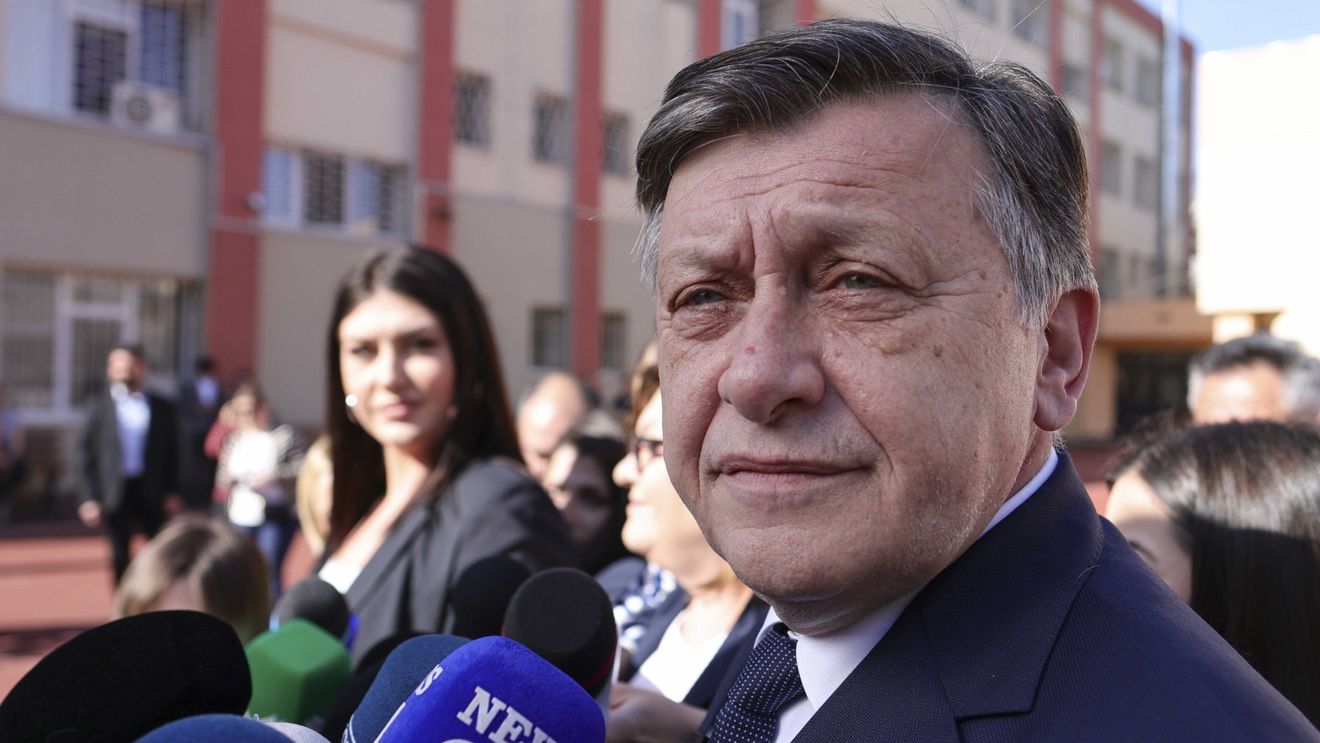Reacția lui Crin Antonescu, fost candidat susținut de PSD-PNL-UDMR după dezvăluirile G4Media că ”întâlnirea” dintre Nicușor Dan, Victor Ponta și Florian Coldea a fost de fapt o punere în scenă comandată de liberali