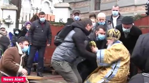 Arhiepiscopul Teodosie s-a împiedicat la slujba de sfințire a apei pentru Bobotează. Anul trecut, prelatul era să cadă de pe cisterna cu apă