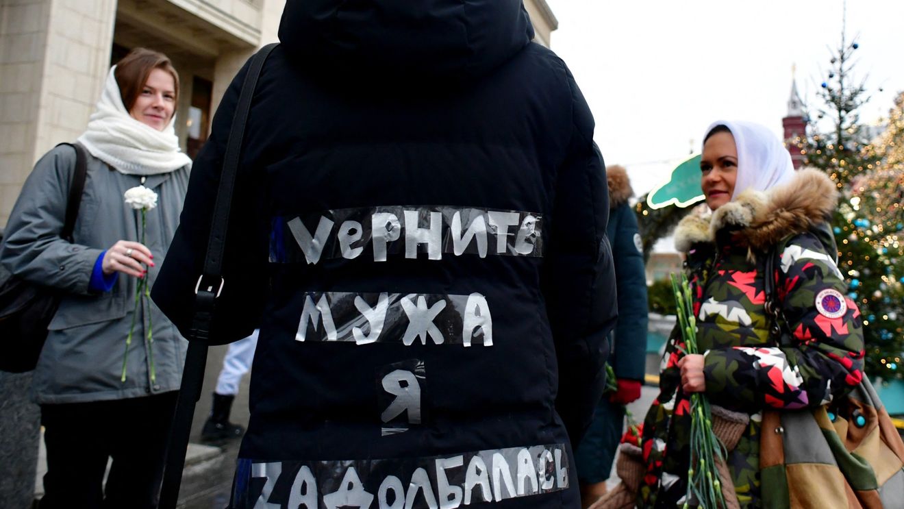 "Ne-am săturat să fim fete cuminți". Soții și mame ale militarilor din Rusia protestează împotriva lui Putin: "Civilii nu ar trebui să fie implicați în lupte" (The Guardian)