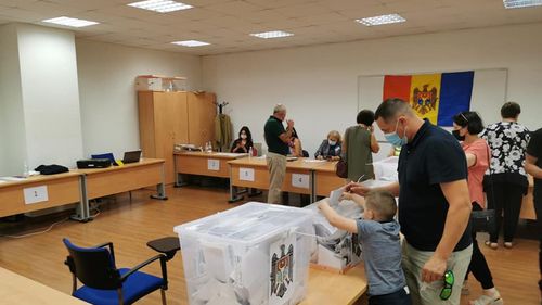 Peste o treime dintre alegătorii din Republica Moldova s-au prezentat la urne duminică până la ora 18.00, în turul al doilea al alegerilor locale