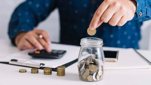 Comparație între Pilonul II de pensii și depozitul bancar. De unde ieși mai câștigat după 13 ani de contribuții