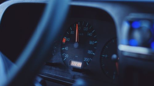 Şofer surprins când circula cu 137 de kilometri la oră pe o stradă din municipiul Sibiu, într-o zonă în care viteza legală este de 50 km/h