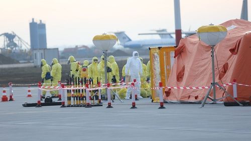 Doi pacienți infectați cu COVID-19, în stare gravă, transportați cu o aeronavă militară