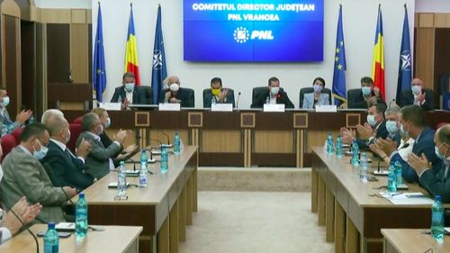 Orban, aclamat ca viitor președinte al României, de la Vrancea. „Superman de ce n-a salvat România de Covid?”, au întrebat liderii liberali vrânceni. „Forțe nevăzute s-au speriat că Orban ajunge președintele României”, a spus Antonel Tănase