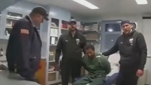 Şase agenţi penitenciari din New York, inculpaţi după ce au bătut până la moarte un deţinut afroamerican încătuşat / Bătaia, înregistrată de camerele corporale ale agenţilor penitenciari, a fost făcută publică