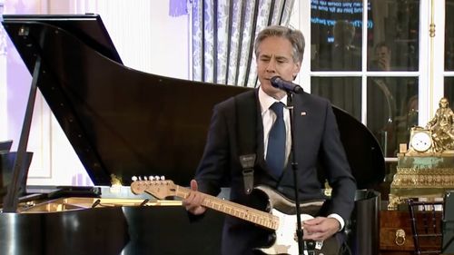 VIDEO Secretarul american de Stat, Antony Blinken, a pus mâna pe chitară pentru a impulsiona diplomația muzicală americană