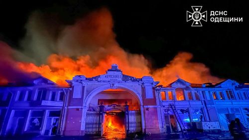 Atac masiv al Rusiei asupra Odesei: Principala piaţă Privoz, simbol al oraşului, în flăcări / Atacul vine la doar câteva ore după discuţiile de marţi seara de la Istanbul între delegaţiile ucraineană şi rusă