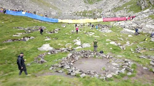 VIDEO Invictus: Peste 100 de militari și civili  au desfășurat un drapel de 100 de metri la Lacul Călțun / ”Au ales ca, prin ascensiunea pe vârful Negoiu, să onoreze simbolul nostru național”