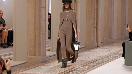 FOTO Louis Vuitton pe peron: O călătorie vestimentară între nostalgie și avangardă la Paris Fashion Week