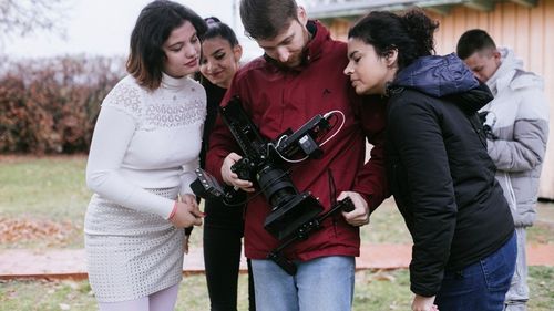 Șase scurtmetraje regizate, scrise și jucate de tineri instituționalizați și o Gală excepțională dedicată copiilor și tinerilor din centre de plasament / Actrița Alina Șerban prezintă premiera filmelor Fără Frică și organizează a doua ediție a Galei „Eu contez”