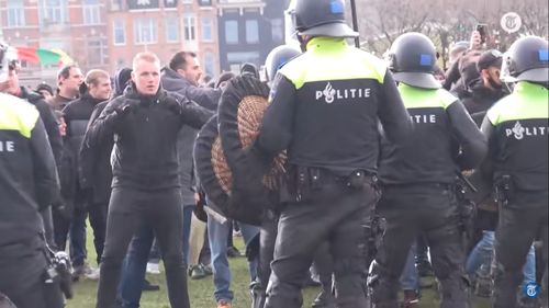 VIDEO Ciocniri între manifestanţi şi forţele de ordine din Olanda, în timpul protestelor faţă de restricţiile din pandemie/ Un centru COVID-19 a fost incendiat