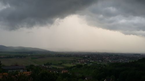 METEO Cod galben de averse torenţiale pe parcusul zilei de miercuri, în 8 judeţe / Vremea se răceşte accentuat înt toate regiunile