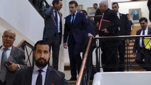 Fost colaborator al lui Macron, condamnat la 3 ani de închisoare, din care doi cu suspendare / Alexandre Benalla a atacat manifestanți în timpul unor proteste anti-capitalism acum trei ani