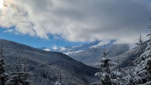 Lista cu lucruri pe care trebuie să le ai neapărat la tine dacă urci pe munte în următoarea perioadă / Sfaturi suplimentare de la Salvamont