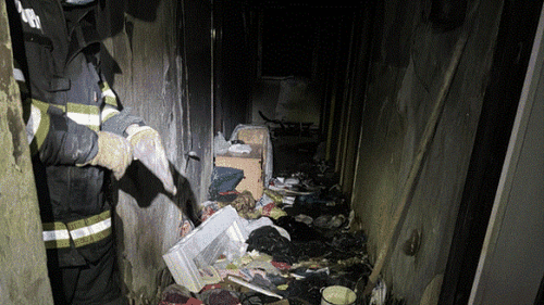 Incendiu violent într-un bloc din Bârlad  /  Zeci de locatari evacuați / Mai multe garsoniere cuprinse de flăcări