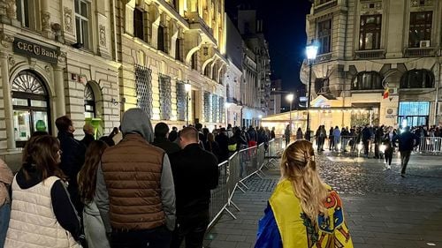 Votarea pentru cetățenii moldoveni se prelungește până la ora 23.00 în toate cele trei secții deschise în București / Numeroase persoane stau încă la coadă