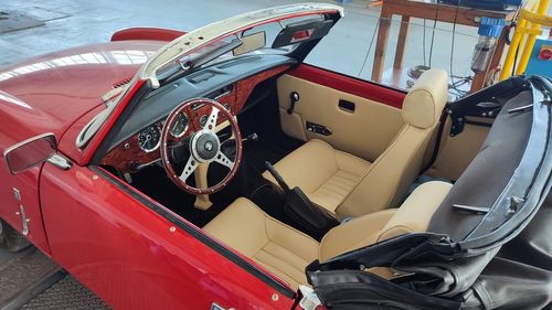 FOTO Un Triumph Spitfire a ajuns la RAR Vaslui / ”A fost desenat de un designer italian și denumit după un avion de luptă britanic din al Doilea Război Mondial”