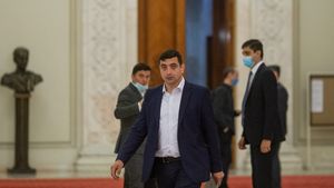 Simion, AUR: Nu suntem de acord cu faptul că trebuie să se producă o federalizare sau regionalizare / Tănasă: Aţi permis ca în Transilvania în multe zone limba maghiară să devină  limbă oficială