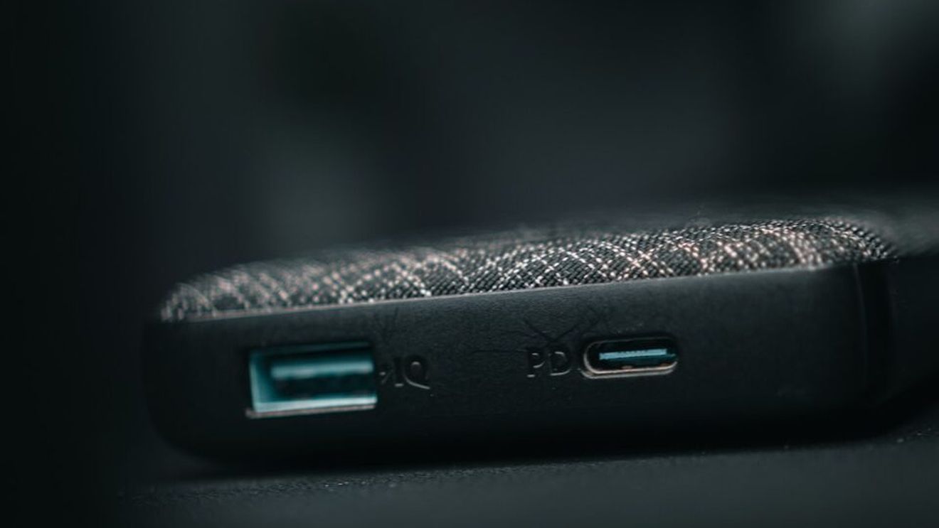 Călătorii care zboară spre China riscă să rămână fără bateriile externe dacă nu au pe ele marcajul CCC