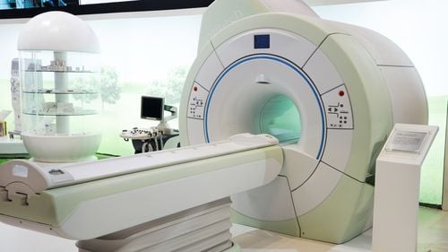 Un bărbat din SUA a murit după ce a fost atras într-un aparat RMN din cauza unui lanț metalic / Protocoalele standard de siguranță interzic accesul cu astfel de accesorii în zona RMN din cauza câmpului magnetic extrem de puternic al aparatului