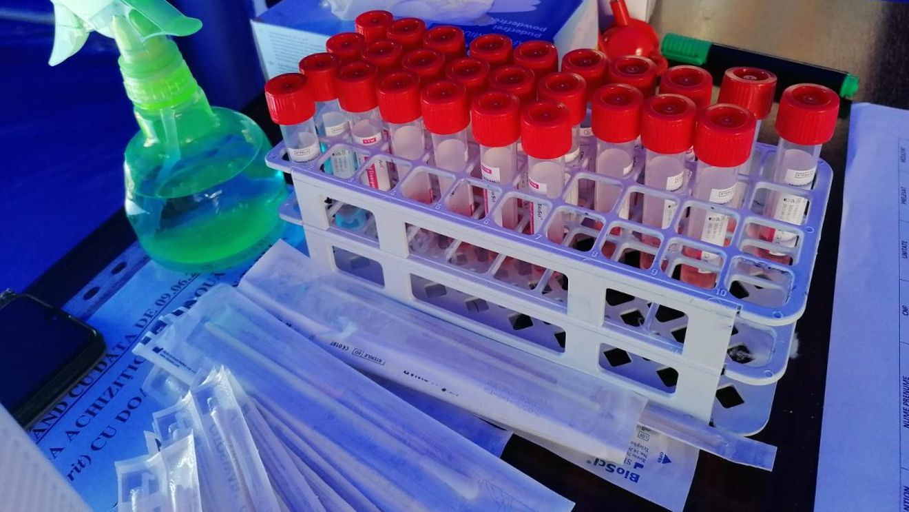 Un aparat de testare PCR stă nefolosit peste gard de Spitalul Județean Sibiu, în așteptarea semnării unui protocol 
