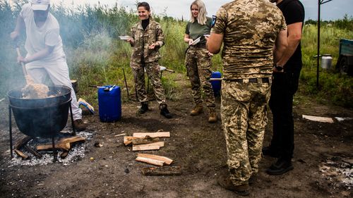 Ce mâncare reconfortantă primesc soldații ucraineni de pe linia frontului? / Modul inedit în care păstrează alimentele proaspete